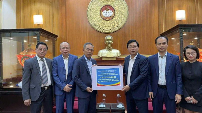 Ông Nguyễn Văn Hiền, Chủ tịch Danh dự của Liên hiệp Hội người Việt Nam tại Đức, đã đại diện cộng đồng người Việt tại Đức trao toàn bộ số tiền quyên góp tới Ủy ban Trung ương Mặt trận Tổ quốc Việt Nam.