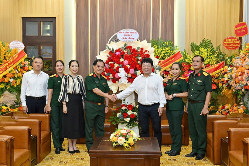 Phó Tổng Biên tập Báo Nhân Dân Quế Đình Nguyên tiếp đoàn đại biểu Sư đoàn 325, Quân đoàn 12 đến thăm, chúc mừng toàn thể cán bộ, phóng viên, biên tập viên Báo Nhân Dân nhân kỷ niệm 100 năm Ngày Báo chí Cách mạng Việt Nam.