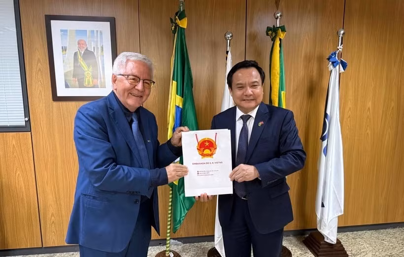 Đại sứ Bùi Văn Nghị và Giáo sư-Tiến sĩ khoa học, nhà vật lý về lượng tử Olival Freire Junior, Chủ tịch Hội đồng Quốc gia về Phát triển khoa học và công nghệ Brazil.