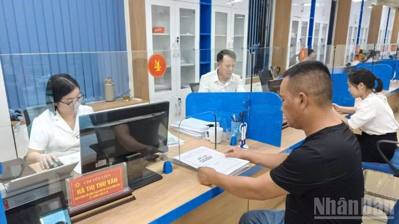 Người dân đến làm thủ tục tại Trung tâm Phục vụ hành chính công phường Yên Bái, tỉnh Lào Cai. 