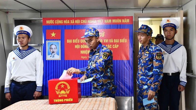 Các cử tri trên tàu chốt trực bỏ phiếu bầu cử. (Ảnh do Vùng 5 Hải quân cung cấp)