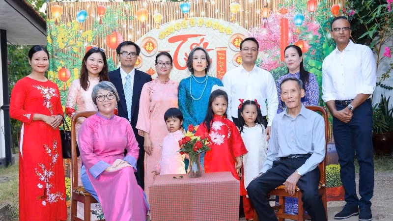 Đại sứ Vũ Thanh Huyền và các đại biểu tham dự sự kiện chụp ảnh kỷ niệm.