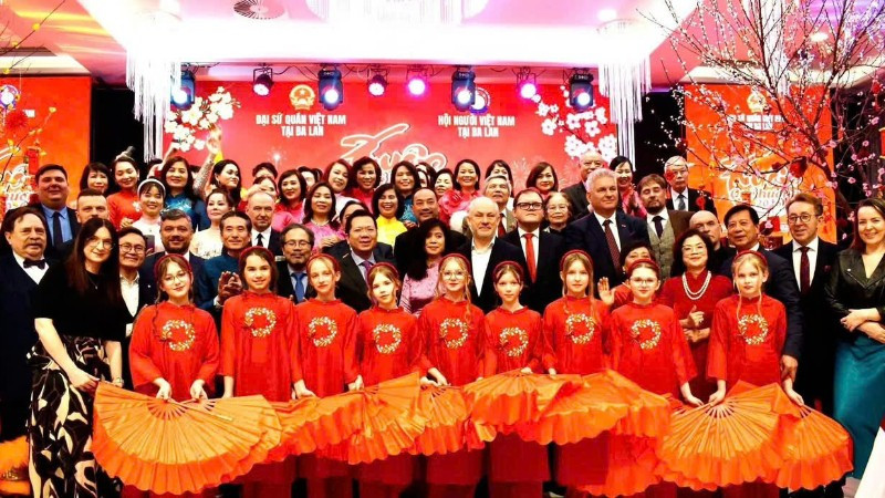 Các đại biểu chụp ảnh với các em học sinh đến từ Trường tiểu học Marie Curie với tiết mục múa “Việt Nam Quê hương tôi”. (Ảnh do Đại sứ quán Việt Nam tại Ba Lan cung cấp)