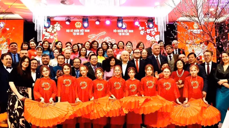 Các đại biểu chụp ảnh với các em học sinh đến từ Trường tiểu học Marie Curie với tiết mục múa “Việt Nam Quê hương tôi”. (Ảnh do Đại sứ quán Việt Nam tại Ba Lan cung cấp)