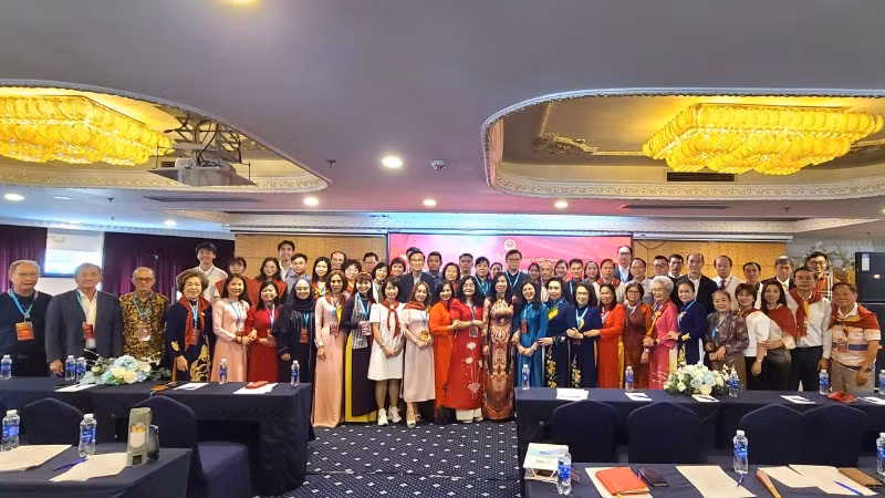 Hơn 100 đại biểu từ 17 quốc gia và vùng lãnh thổ trên thế giới đã tham gia lớp tập huấn lãnh đạo Hội đoàn người Việt Nam ở nước ngoài năm 2025. 