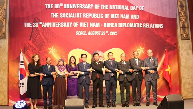 Đại sứ và đại diện các cơ quan ngoại giao tham dự buổi lễ chụp ảnh kỷ niệm. (Ảnh: Đại sứ quán Việt Nam tại Hàn Quốc)