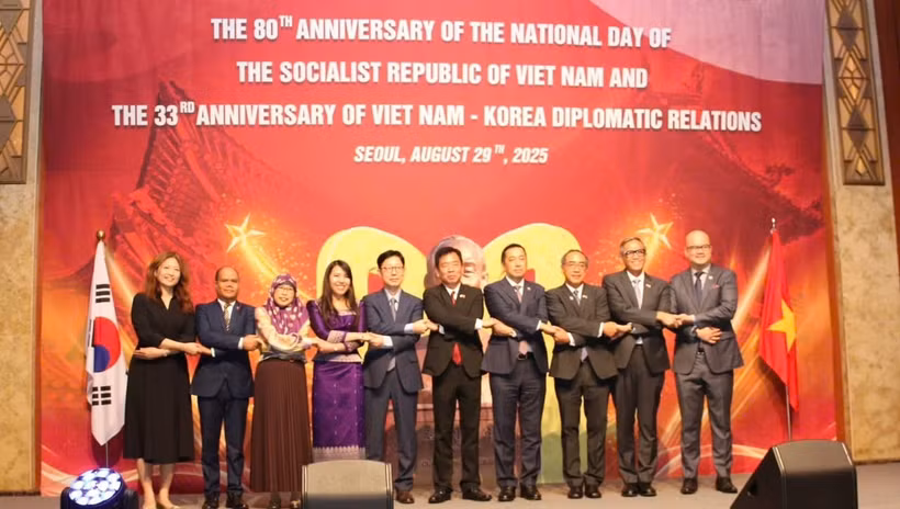 Đại sứ và đại diện các cơ quan ngoại giao tham dự buổi lễ chụp ảnh kỷ niệm. (Ảnh: Đại sứ quán Việt Nam tại Hàn Quốc)