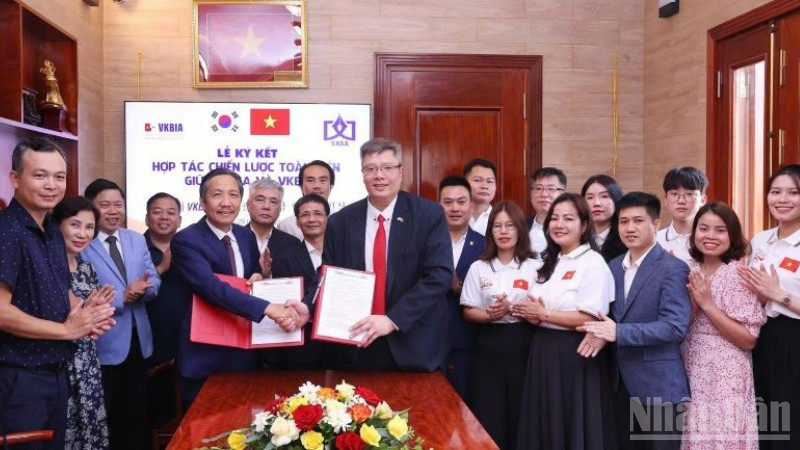 Hiệp hội Khoa học hành chính Việt Nam và Hiệp hội Doanh nhân và Đầu tư Việt Nam-Hàn Quốc ký kết thỏa thuận hợp tác chiến lược toàn diện.