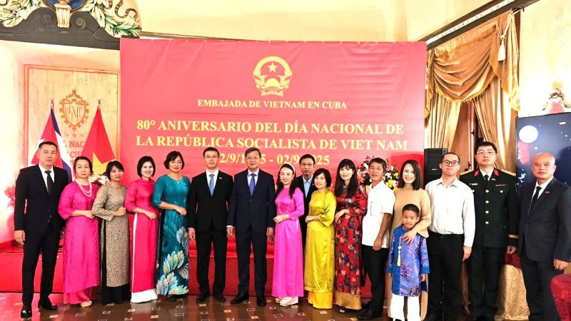 Toàn thể cán bộ, nhân viên Đại sứ quán Việt Nam tại Cuba chụp ảnh kỷ niệm tại buổi lễ. (Ảnh: Đại sứ quán Việt Nam tại Cuba)