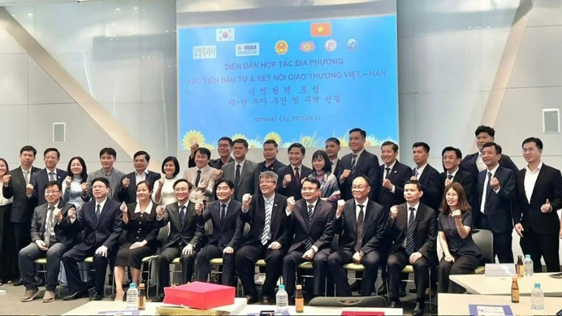 Các đại biểu tham dự Diễn đàn chụp ảnh kỷ niệm. (Ảnh: VKBIA)