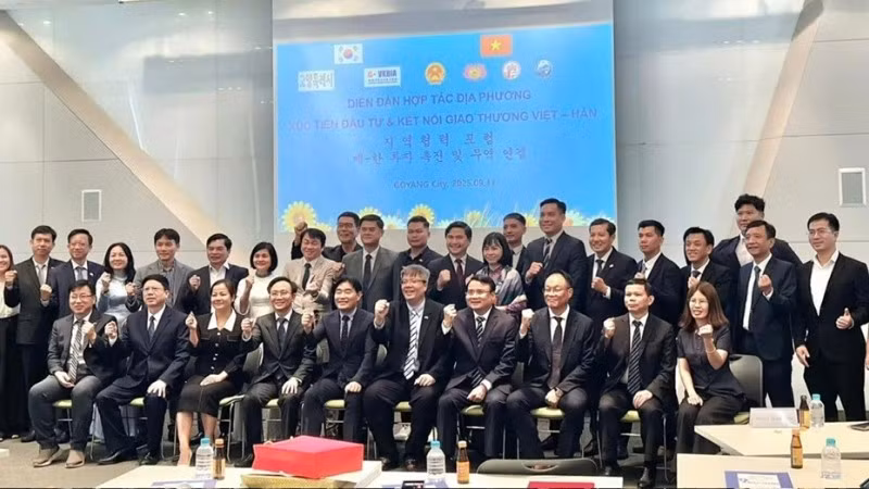 Các đại biểu tham dự Diễn đàn chụp ảnh kỷ niệm. (Ảnh: VKBIA)