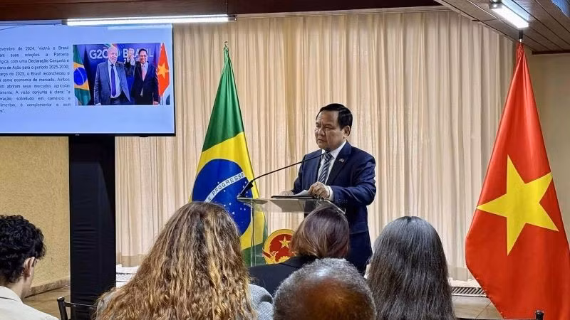 Đại sứ Bùi Văn Nghị phát biểu tại hội thảo. (Ảnh: Đại sứ quán Việt Nam tại Brazil)