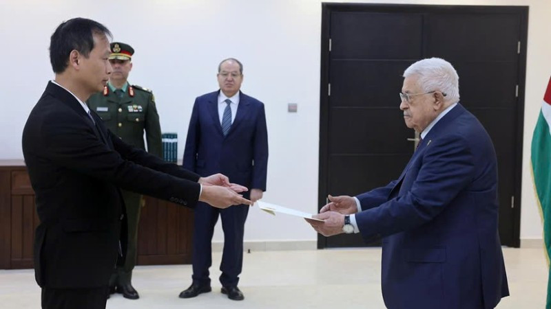 Đại sứ Nguyễn Nam Dương trình Thư ủy nhiệm của Chủ tịch nước Lương Cường lên Tổng thống Palestine Mahmoud Abbas. (Ảnh do Đại sứ quán Việt Nam tại Ả-rập Ai Cập cung cấp)