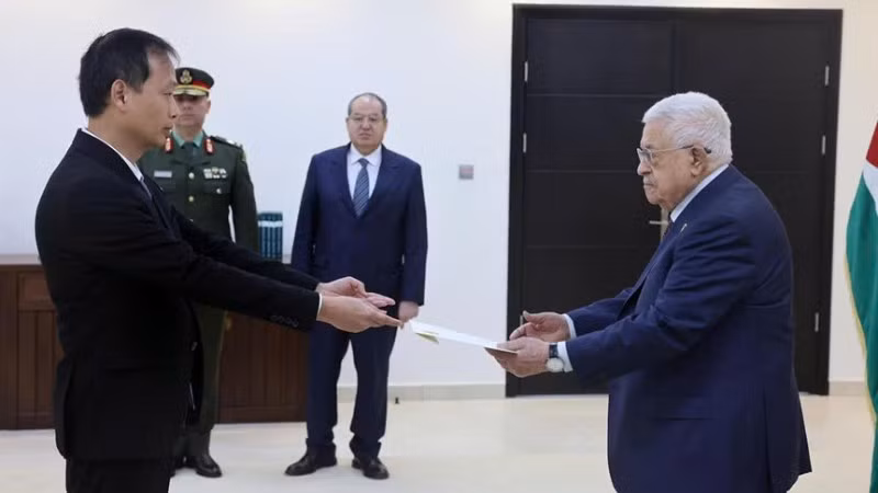 Đại sứ Nguyễn Nam Dương trình Thư ủy nhiệm của Chủ tịch nước Lương Cường lên Tổng thống Palestine Mahmoud Abbas. (Ảnh do Đại sứ quán Việt Nam tại Ả-rập Ai Cập cung cấp)
