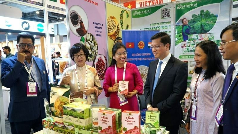 Đại sứ Việt Nam tại Ấn Độ Nguyễn Thanh Hải và Tham tán Thương mại Bùi Trung Thướng thăm gian hàng giới thiệu sản phẩm của Việt Nam.