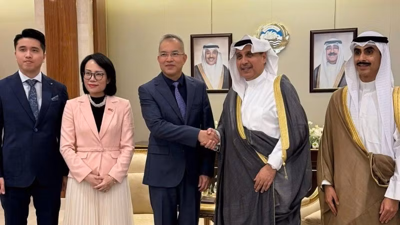 Đại sứ Nguyễn Đức Thắng và Bộ trưởng phụ trách Văn phòng Quốc vương Kuwait và Trưởng Văn phòng Hoàng Thái tử Kuwait. (Ảnh: Đại sứ quán Việt Nam tại Kuwait)