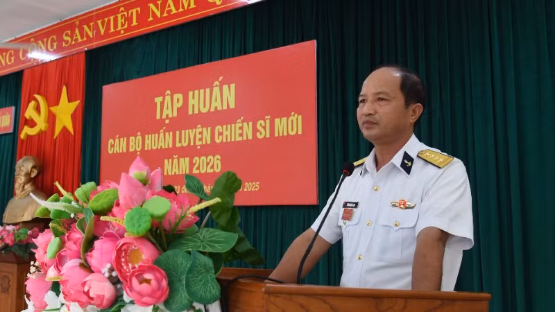 Đại tá Lương Quốc Anh, Phó Tư lệnh Vùng 5 Hải quân phát biểu khai mạc tập huấn. (Ảnh do Vùng 5 Hải quân cung cấp)