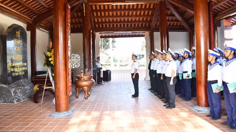 Cán bộ, chiến sĩ Tiểu đoàn 563 dâng hương tưởng niệm các Anh hùng liệt sĩ. (Ảnh: Vùng 5 Hải quân cung cấp)