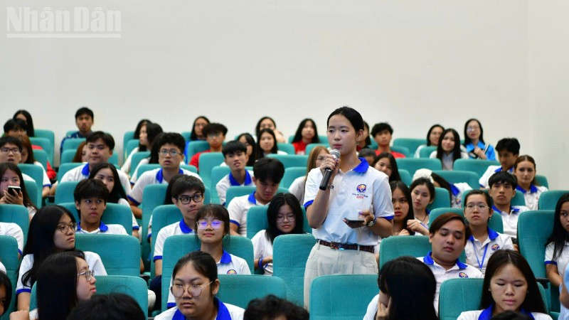 Các bạn trẻ kiều bào trao đổi tại chương trình giao lưu, gặp gỡ với cán bộ chiến sĩ "mũ nồi xanh" Việt Nam. 