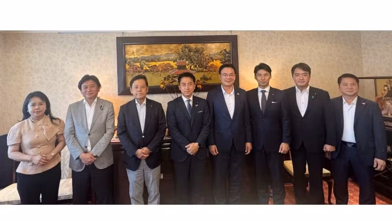 Đại sứ Phạm Quang Hiệu (thứ 4 phải sang) chụp ảnh với Bộ trưởng Nông Lâm Ngư nghiệp Nhật Bản Koizumi Shinjiro và các Nghị sĩ của Đảng Tự do Dân chủ Nhật Bản. (Ảnh: Đại sứ quán Việt Nam tại Nhật Bản)