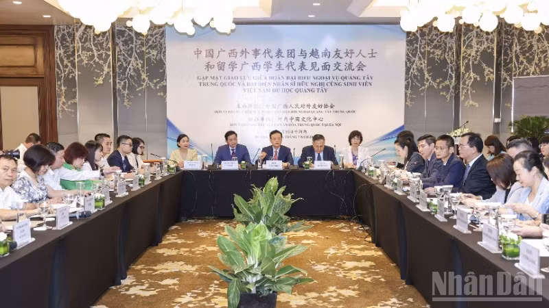 Toàn cảnh cuộc gặp gỡ các nhân sĩ hữu nghị, các lưu học sinh Việt Nam từng học tập tại Quảng Tây, Trung Quốc. (Ảnh: KHÁNH LAN)