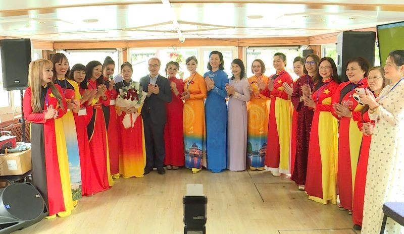 Các đại biểu tham dự buổi gặp chụp ảnh kỷ niệm. (Ảnh: Hội Liên hiệp Phụ nữ Việt Nam tại Cộng hòa Liên bang Đức)