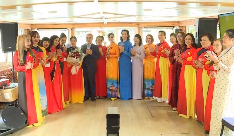 Các đại biểu tham dự buổi gặp chụp ảnh kỷ niệm. (Ảnh: Hội Liên hiệp Phụ nữ Việt Nam tại Cộng hòa Liên bang Đức)