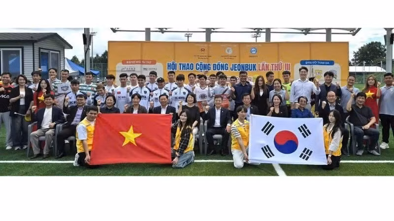 Các đại biểu, các vận động viên tham dự Hội thao giao lưu thể thao chụp ảnh kỷ niệm. Ảnh: TTXVN