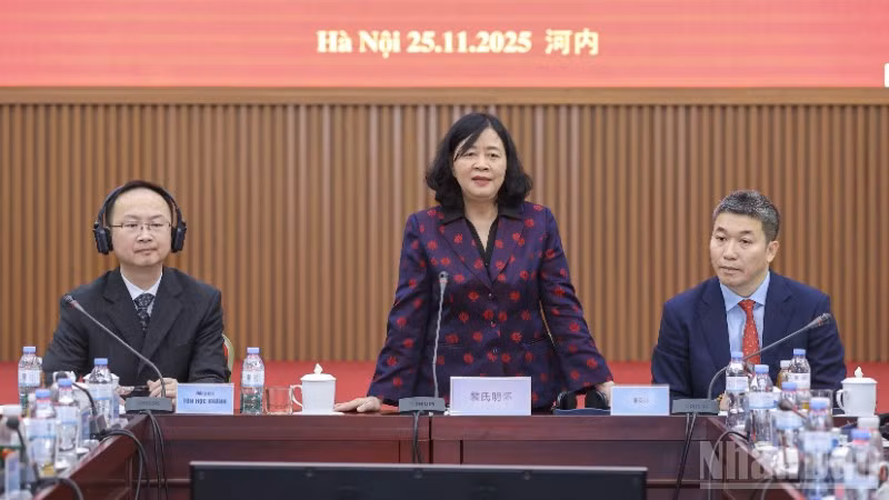 Đồng chí Bùi Thị Minh Hoài phát biểu tại buổi tiếp các đại biểu tham dự Diễn đàn nhân dân Việt -Trung lần thứ 13. (Ảnh: ĐINH HÒA)