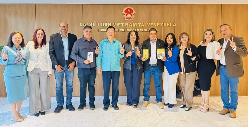 Đại sứ Vũ Trung Mỹ tiếp Đoàn Đảng Tổ quốc cho tất cả (PPT). (Ảnh do Đại sứ quán Việt Nam tại Venezuela cung cấp)