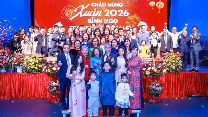 Cán bộ Đại sứ quán và các đại biểu tham dự chương trình chụp ảnh kỷ niệm. 