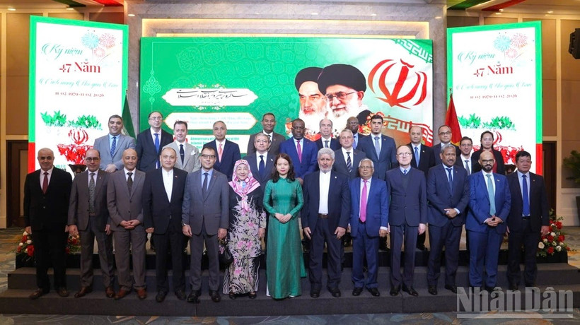 Các đại biểu tham dự lễ kỷ niệm chụp ảnh kỷ niệm.