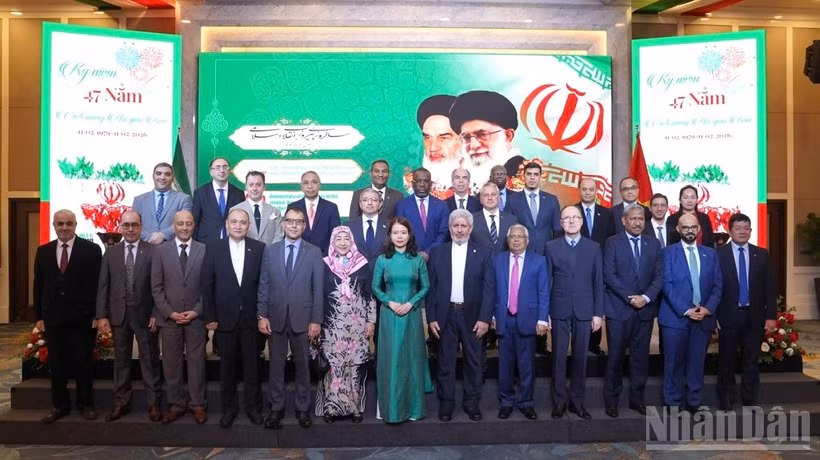 Các đại biểu tham dự lễ kỷ niệm chụp ảnh kỷ niệm.