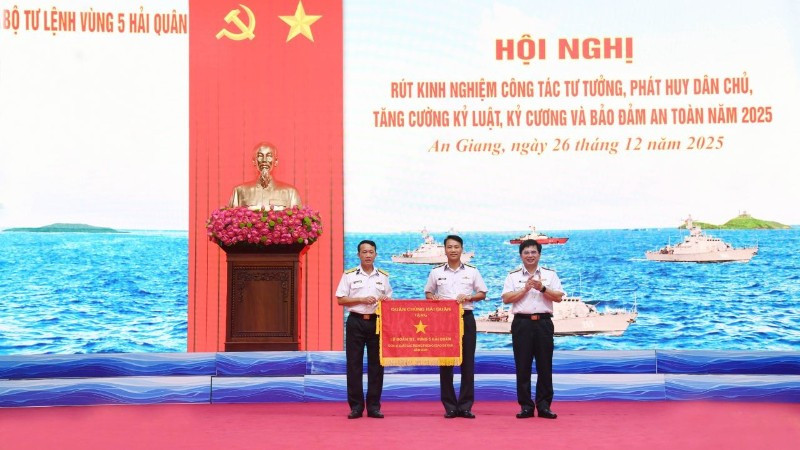 Chuẩn Đô đốc Trịnh Xuân Tùng, Tư lệnh Vùng 5 Hải quân trao Cờ thi đua của Bộ Tư lệnh Hải quân cho Lữ đoàn 127. (Ảnh: Vùng 5 Hải quân cung cấp)
