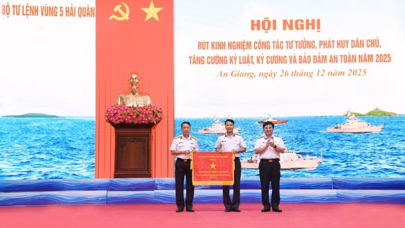Chuẩn Đô đốc Trịnh Xuân Tùng, Tư lệnh Vùng 5 Hải quân trao Cờ thi đua của Bộ Tư lệnh Hải quân cho Lữ đoàn 127. (Ảnh: Vùng 5 Hải quân cung cấp)