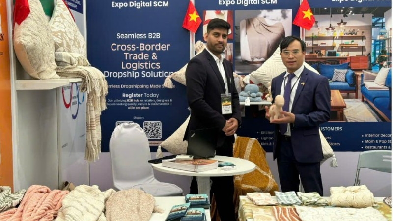 Tham tán thương mại Bùi Trung Thướng tại một gian hàng trưng bày sản phẩm thủ công mỹ nghệ của Ấn Độ tại Hội chợ Mùa Thu lần thứ nhất-2025. (Ảnh: PV)