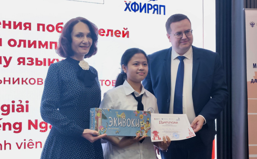 Ban tổ chức trao giải phụ cho thí sinh tham gia Cuộc thi. 