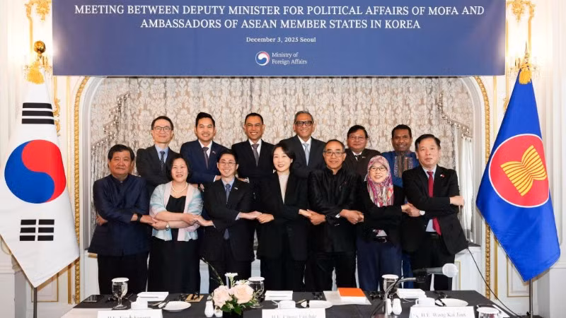 Thứ trưởng Thứ trưởng Eui-Hae Chung chụp ảnh kỷ niệm cùng Đại sứ, đại diện Đại sứ quán các nước ASEAN tại Hàn Quốc. (Ảnh: Đại sứ quán Việt Nam tại Hàn Quốc)