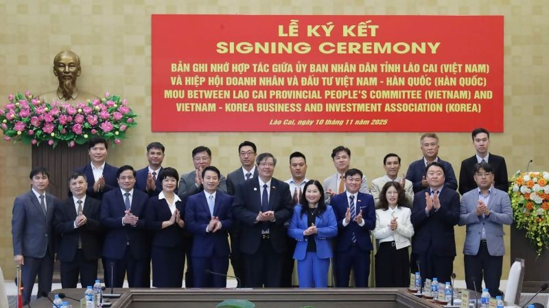 Đoàn công tác và các đối tác Hàn Quốc chụp ảnh kỷ niệm với lãnh đạo Ủy ban nhân dân tỉnh Lào Cai. (Ảnh: VKBIA)