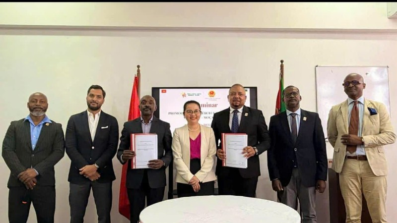 Điểm nhấn của hội thảo là Lễ ký kết Biên bản ghi nhớ về hợp tác giữa Phòng Thương mại Công nghiệp Mozambique-Việt Nam và Hiệp hội Công nghiệp Mozambique. (Ảnh: Đại sứ quán Việt Nam tại Mozambique)