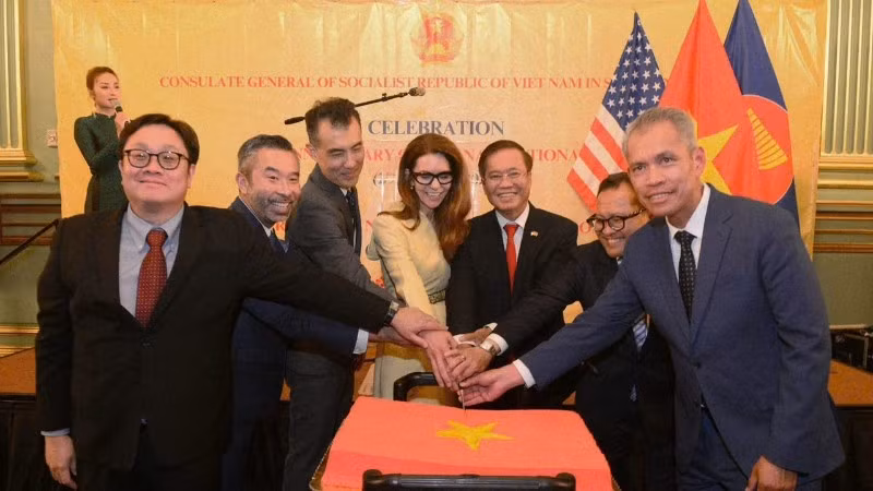 Các đại biểu cắt bánh chào mừng 80 năm Quốc khánh Việt Nam. (Ảnh: Tổng Lãnh sự quán Việt Nam tại San Francisco)