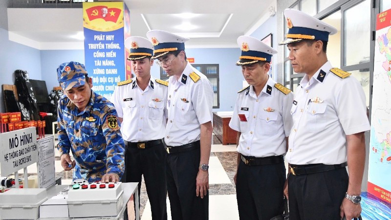 Đại tá Nguyễn Văn Đồng (thứ ba từ phải sang) kiểm tra mô hình huấn luyện tại Lữ đoàn 127. (Ảnh do Vùng 5 Hải quân cung cấp)