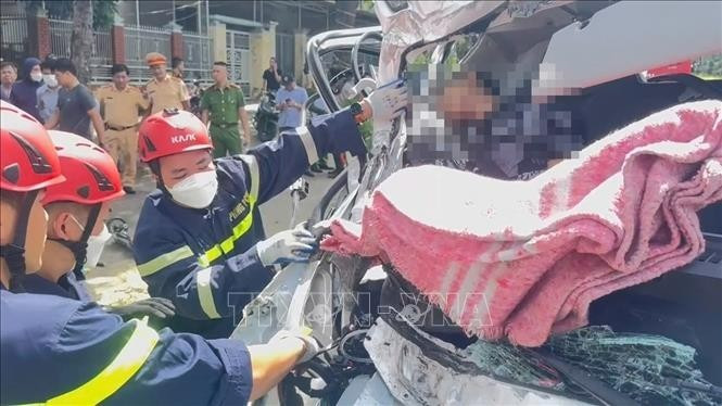 Lực lượng cứu nạn đưa thi thể nạn nhân ra ngoài. (Ảnh: TTXVN)