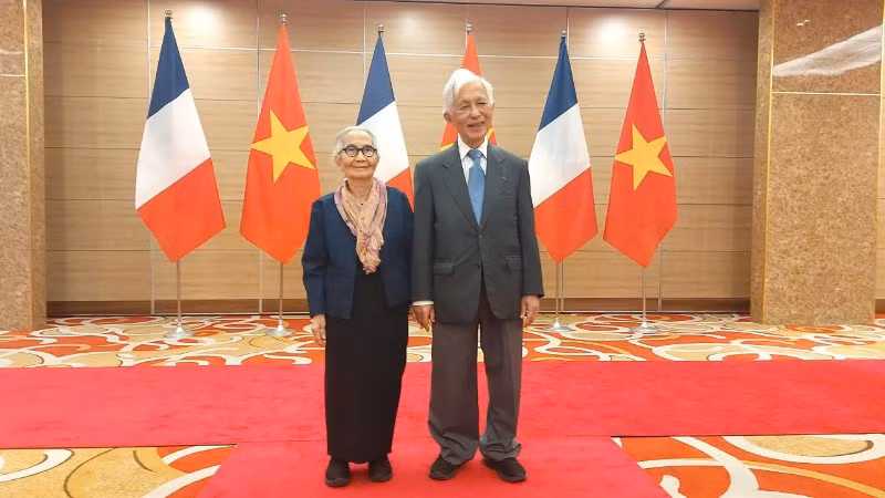 Giáo sư Trần Thanh Vân và Giáo sư Lê Kim Ngọc. (Ảnh: TRẦN THANH SƠN)