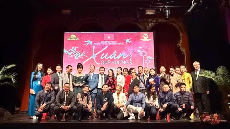 Các đại biểu tham dự chương trình Xuân Quê hương chụp ảnh kỷ niệm. (Ảnh do Đại sứ quán Việt Nam tại Thụy Điển cung cấp)