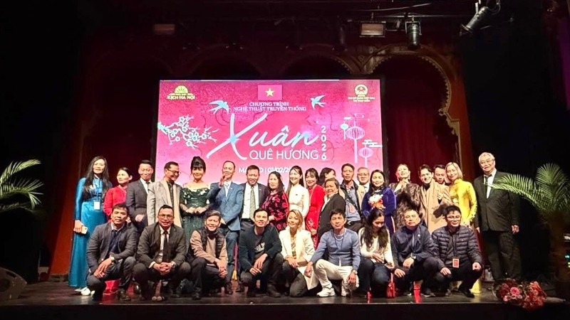 Các đại biểu tham dự chương trình Xuân Quê hương chụp ảnh kỷ niệm. (Ảnh do Đại sứ quán Việt Nam tại Thụy Điển cung cấp)