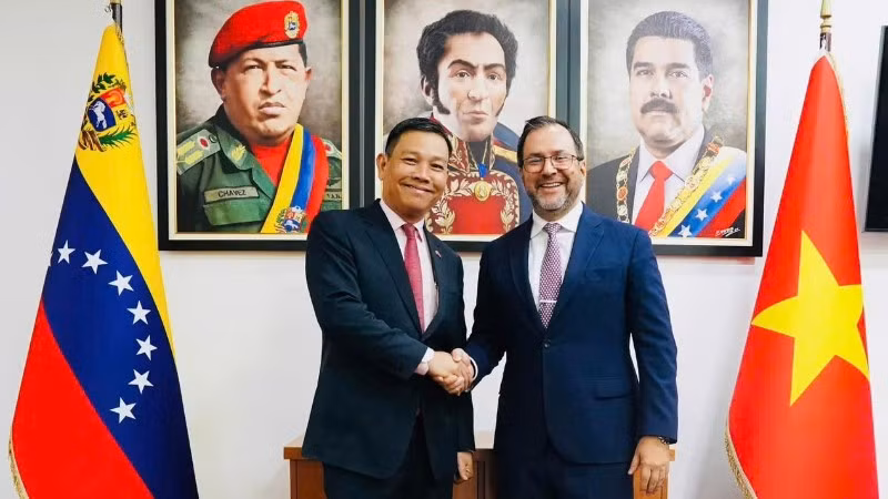 Bộ trưởng Ngoại giao Yván Gil đã tiếp thân mật Đại sứ Việt Nam tại Venezuela Vũ Trung Mỹ. (Ảnh do Đại sứ quán Việt Nam tại Venezuela cung cấp)