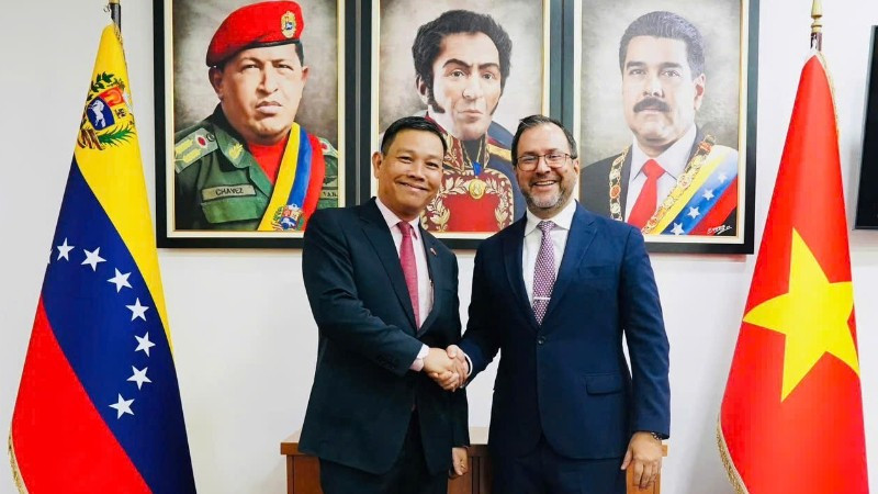 Bộ trưởng Ngoại giao Yván Gil đã tiếp thân mật Đại sứ Việt Nam tại Venezuela Vũ Trung Mỹ. (Ảnh do Đại sứ quán Việt Nam tại Venezuela cung cấp)