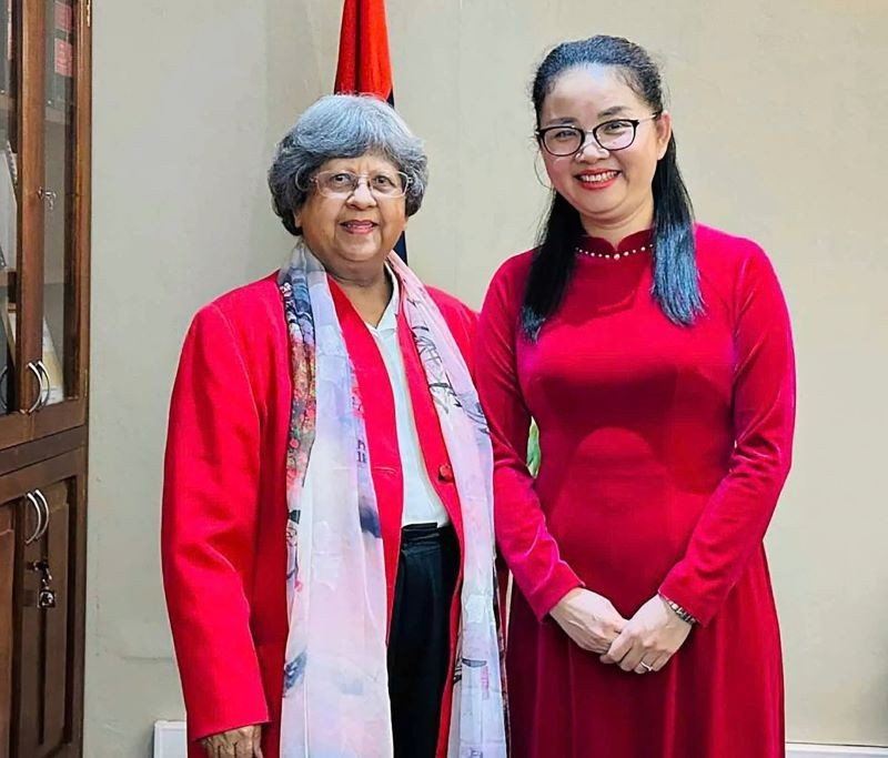 Đại sứ Trần Thị Thu Thìn chào xã giao Chủ tịch Quốc hội Mauritius Shirin Aumeeruddy-Cziffra. (Ảnh: Đại sứ quán Việt Nam tại Mozambique)