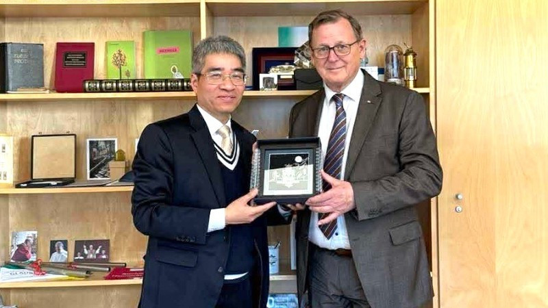 Đại sứ Nguyễn Đắc Thành và Phó Chủ tịch Quốc hội Liên bang Đức Bodo Ramelow. (Ảnh: Đại sứ quán Việt Nam tại Liên bang Đức cung cấp)